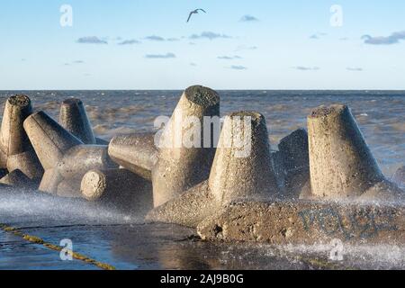 Liepaja Hafen Nord Maulwurf in stürmischen Tag, Lettland. Stockfoto