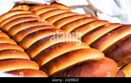 Frische Backwaren Brot auf den Straßen in El Salvador, Mittelamerika. Kleine traditionelle Brot in natürlichem Licht, Nahrung Konzept Stockfoto