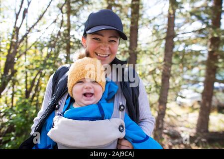 Porträt von Mutter und Tochter lächelnd während Spaziergang durch die Natur. Stockfoto