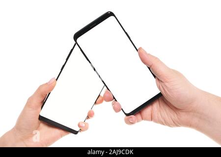 Zwei Hände, die smartphones leerer Bildschirm mit modernen Rahmenloses Design während der drahtlosen Übertragung von Daten NFC verbunden auf weißem Hintergrund Stockfoto