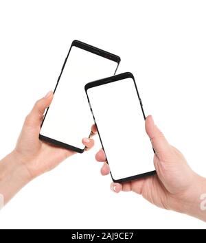 Zwei Hände, die smartphones leerer Bildschirm mit modernen Rahmenloses Design während der drahtlosen Übertragung von Daten NFC verbunden auf weißem Hintergrund Stockfoto