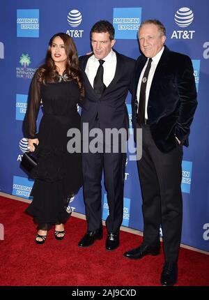 PALM SPRINGS, CA - 02 Januar: (L-R) Salma Hayek, Antonio Banderas und François-Henri Pinault nehmen an der 31. jährlichen Palm Springs International Film Festival Film Awards Gala in Palm Springs Convention Center am Januar 02, 2020 in Palm Springs, Kalifornien. Stockfoto