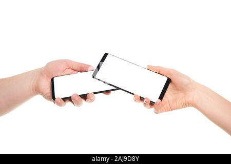 Zwei Hände, die smartphones leerer Bildschirm mit modernen Rahmenloses Design während der drahtlosen Übertragung von Daten NFC verbunden auf weißem Hintergrund Stockfoto