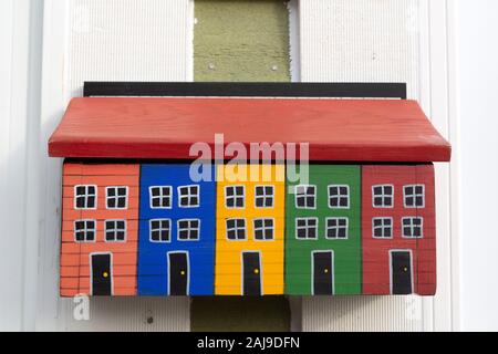 Bunte Mailbox in St. John's, Neufundland und Labrador, Kanada. Es zeigt die bunt bemalten Häuser auf Gower Street. Stockfoto