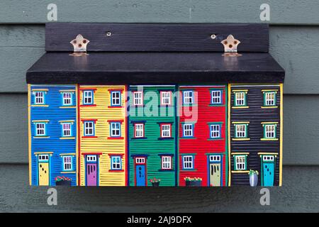 Bunte Mailbox in St. John's, Neufundland und Labrador, Kanada. Es zeigt die bunt bemalten Häuser auf Gower Street. Stockfoto
