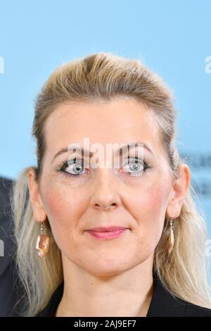 Wien, Österreich. 3. Januar 2020. Vorstand der ÖVP Federal Party zur Regierungsvereinbarung. Das Bild zeigt Christine Aschbacher, Ministerin für Arbeit, Jugend und Familie. Kredit: Franz Perc / Alamy Live News Stockfoto