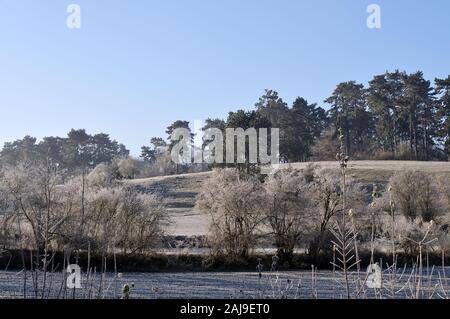 Landschaft in Schwäbische Alb, Deutschland, mit Frost im Winter Tag abgedeckt Stockfoto