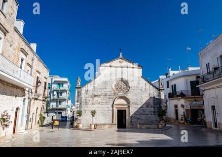 LOCOROTONDO, Italien - 28 August, 2018 - Lecce in Apulien Region Apulien, Süditalien ist eine kleine Stadt mit toller alter Architektur, engen Straßen und warme Atmosphäre. Kirchplatz Stockfoto