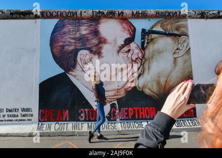 Bruderkußgemälde von Dmitri Wrubel, East Side Gallery, Mühlenstraße, Friedrichshain, Berlin, Deutschland Stockfoto