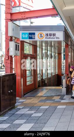 Tokio, Japan - Februar 2, 2019: Außen von asakusa U-Bahnhof an der Tokyo Metro Ginza Linie Stockfoto