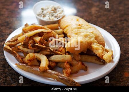 Fisch und Chips in Neufundland und Labrador, Kanada serviert. Die potates sind mit der Haut gebraten. Stockfoto