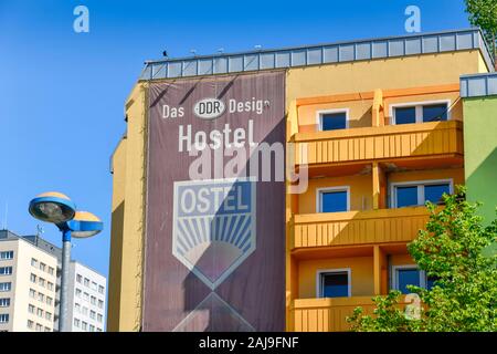 Hostel Ostel, Strasse der Pariser Kommune, Friedrichshain, Berlin, Deutschland Stockfoto