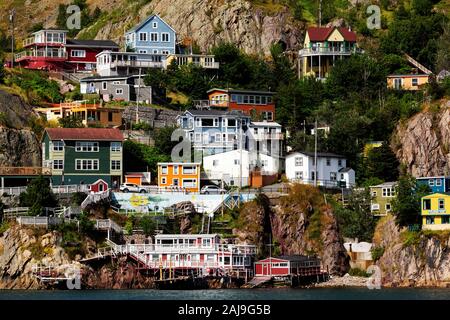 Häuser mit Blick auf den Hafen von St. John's, Neufundland und Labrador, Kanada. Stockfoto