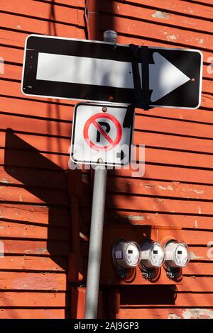 Kein Parkplatz Schild in St. John's, Neufundland und Labrador, Kanada. Das Zeichen wirft einen Schatten auf das Gebäude. Stockfoto
