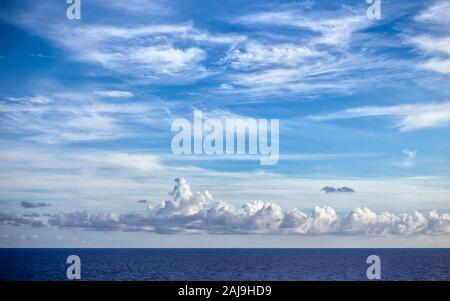 So weit das Auge sehen kann. Schwebende Wolken über der Karibik Horizont Stockfoto