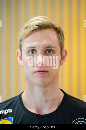 03. Januar 2020, Hessen, Frankfurt/Main: Marian Michalczik, Handball Spieler, steht in den Räumlichkeiten des Deutschen Olympischen Sportbundes (DOSB). Anlässlich der EHF Handball-WM 2020 (09.01-26.01.2020) Ein medienereignis mit der deutschen Handball-Nationalmannschaft stattfinden wird. Foto: Andreas Arnold/dpa Stockfoto