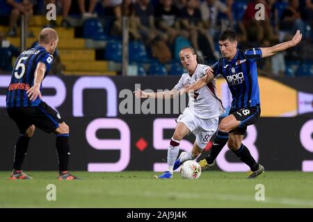 Parma, Italien. 1 September, 2019: Diego Laxalt (C) von Torino FC konkurriert für die Kugel mit Ruslan Malinovskyi (R) von Atalanta BC während der Serie ein Fußballspiel zwischen Atalanta BC und Torino FC. Torino FC gewann 3-2 über Atalanta BC. Credit: Nicolò Campo/Alamy leben Nachrichten Stockfoto