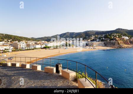 Blick auf die Stadt Tossa de Mar in Spanien von den Mauern einer alten Burg am Meer am frühen Morgen. Stockfoto