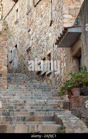 Steintreppen in einer engen Straße in einer alten europäischen Stadt in Spanien. Stockfoto