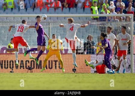 Florenz, Italien. 14 September, 2019: Nikola Milenkovic (C) des ACF Fiorentina konkurriert für einen Header mit Leonardo Bonucci (L) und Matthijs de Ligt der FC Juventus in der Serie A Fußballspiel zwischen ACF Fiorentina und Juventus Turin. Das Spiel endete mit einem 0:0 unentschieden. Credit: Nicolò Campo/Alamy leben Nachrichten Stockfoto