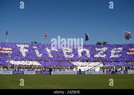 Florenz, Italien. 14. September 2019: Fans von ACF Fiorentina zeigen ihre Unterstützung vor der Serie ein Fußballspiel zwischen ACF Fiorentina und Juventus Turin. Das Spiel endete mit einem 0:0 unentschieden. Credit: Nicolò Campo/Alamy leben Nachrichten Stockfoto