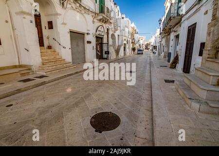 LOCOROTONDO, Italien - 28 August, 2018 - Lecce in Apulien Region Apulien, Süditalien ist eine kleine Stadt mit toller alter Architektur, engen Straßen und warme Atmosphäre. Wohnstraße. Stockfoto