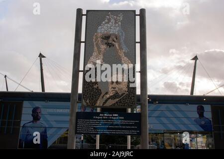 Reklametafeln Joe Mercer in der Manchester Fußball-Stadion in Manchester England 2019 Stockfoto