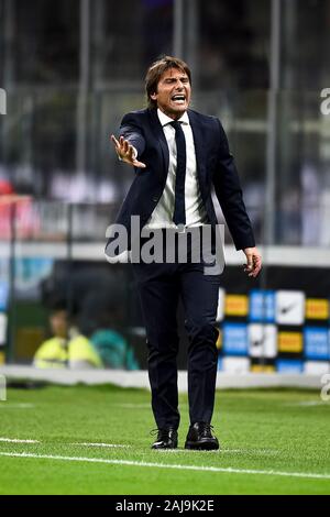 Mailand, Italien. 14. September 2019: Antonio Conte, Cheftrainer des FC Internazionale, Gesten während der Serie ein Fußballspiel zwischen FC Internazionale und Udinese Calcio. FC Internazionale gewann 1-0 über Udinese Calcio. Credit: Nicolò Campo/Alamy leben Nachrichten Stockfoto