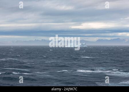 Eisberge vor der südlichen Küste von Grönland im späten Sommer gesehen Stockfoto
