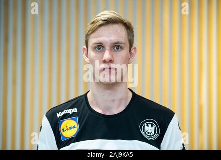 03. Januar 2020, Hessen, Frankfurt/Main: Marian Michalczik, Handball Spieler, steht in den Räumlichkeiten des Deutschen Olympischen Sportbundes (DOSB). Anlässlich der EHF Handball-WM 2020 (09.01-26.01.2020) Ein medienereignis mit der deutschen Handball-Nationalmannschaft stattfinden wird. Foto: Andreas Arnold/dpa Stockfoto