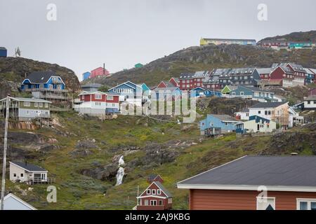 Bunte Holzhäuser eingebettet am Hang in Qaqortoq, die bevölkerungsreichste Stadt im südlichen Grönland. Stockfoto