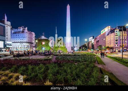 Nationales Historisches Denkmal und Wahrzeichen der Obelisk von Buenos Aires bei Nacht beleuchtet in Buenos Aires, Argentinien. Stockfoto