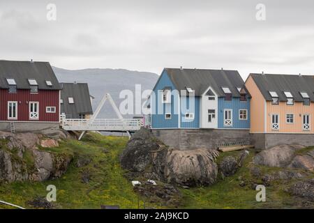 Bunte Holzhäuser in Qaqortoq, die bevölkerungsreichste Stadt im südlichen Grönland. Stockfoto