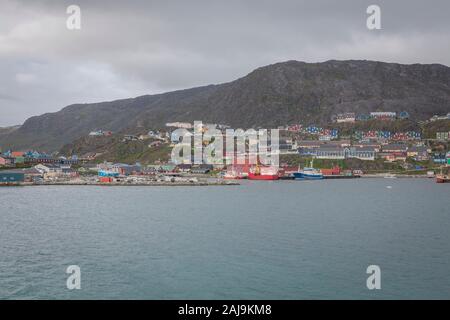 Qaqortoq ist die bevölkerungsreichste Stadt im südlichen Grönland, und Grönlands viertgrößte Stadt. Es ist eine Hafenstadt, und die Fischerei ist ein wichtiger Industriezweig. Stockfoto