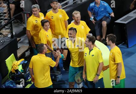 Brisbane, Australien. 3 Jan, 2020. Nick Kyrgios (C) der Australien feiert mit seinen Teamkollegen nach dem Gewinn der ATP-WM Gruppe F gegen Jan-Lennard Struff Deutschlands in Brisbane, Australien, am Jan. 3, 2020. Credit: Bai Xuefei/Xinhua/Alamy leben Nachrichten Stockfoto