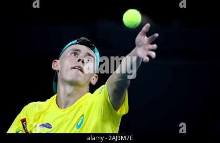 Brisbane, Australien. 3 Jan, 2020. Alex de Minaur von Australien gibt einen Schuß während die ATP-WM Gruppe F gegen Alexander Zverev Deutschlands in Brisbane, Australien, am Jan. 3, 2020. Credit: Bai Xuefei/Xinhua/Alamy leben Nachrichten Stockfoto
