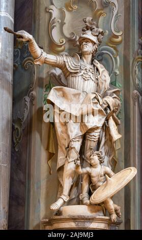 COMO, ITALIEN - 8. Mai 2015: Die geschnitzte barocke Statue des Josua in der Kirche Santuario del Santissimo Crocifisso von Stefano Salterio (1730 - 1806). Stockfoto