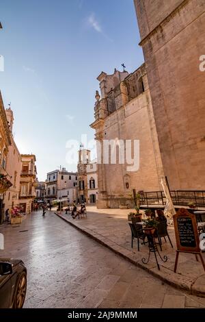 LOCOROTONDO, Italien - 28 August, 2018 - Lecce in Apulien Region Apulien, Süditalien ist eine kleine Stadt mit toller alter Architektur, engen Straßen und warme Atmosphäre. Gemütliche Innenstadt Cafeteria Stockfoto