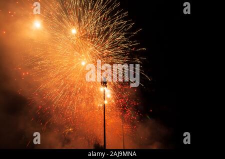 Mehrere Burst von Fiery Red Feuerwerk gegen schwarzen Himmel im Holiday celebration Stockfoto