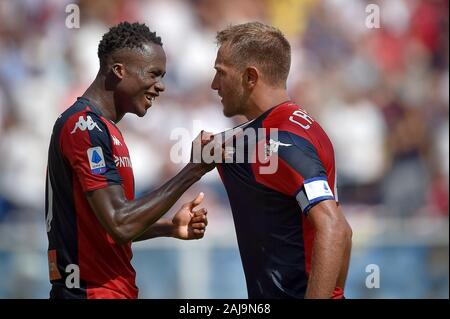 Genua, Italien. 15 September, 2019: Domenico Criscito von Genua CFC feiert mit Christian Kouame von Genua CFC, nachdem er ein Ziel während der Serie ein Fußballspiel zwischen Genua CFC und Atalanta BC. Atalanta BC gewann 2-1 über Genua CFC. Credit: Nicolò Campo/Alamy leben Nachrichten Stockfoto