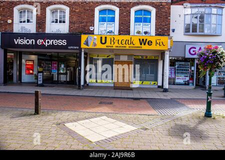 U brechen wir das Beheben, geschlossen und stieg bis Handy Werkstatt in Crewe, Cheshire Vereinigtes Königreich Stockfoto