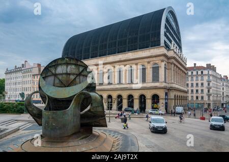 Lyon, Frankreich - Juli 19, 2018: Neue Oper ist die Heimat der Opera National von Lyon. Die Oper wurde von Jean Nouvel entworfen. Stockfoto