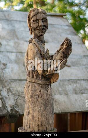 Eine alte Statue in scuplted Holz, die eine Mutter mit seinem Kind der Religion Animismus in Vietnam. Stockfoto