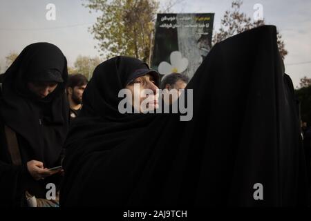 Teheran, Iran. 03 Jan, 2020. Iranische Frauen gehen auf die Straße, da sie den Tod der Iranischen Revolutionären Garde Commander Qassem Soleimani während einer Demonstration nach dem Freitagsgebet in Teheran, Iran, am 3. Januar 2020 trauern. Soleimani wurde von der US-amerikanischen Luftangriff in Bagdad, Irak getötet. Foto von Maryam Rahmanian/UPI Quelle: UPI/Alamy leben Nachrichten Stockfoto