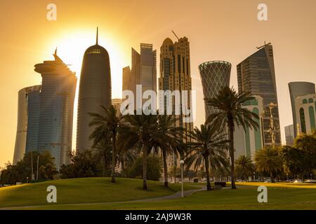 Wolkenkratzer in Doha in der Sonne, am Abend. Stockfoto