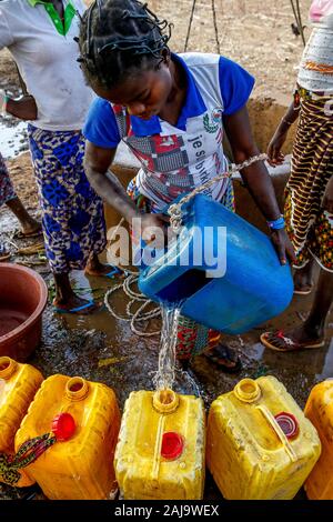 Mädchen beim Wasserholen in einem Dorf in der Nähe von ouahigouya, Burkina Faso Stockfoto