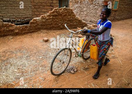 Mädchen beim Wasserholen in einem Dorf in der Nähe von ouahigouya, Burkina Faso Stockfoto