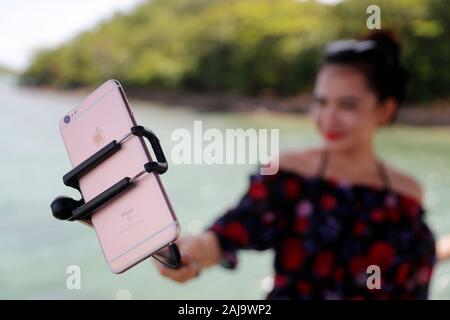 Frau unter selfie am Strand Stockfoto
