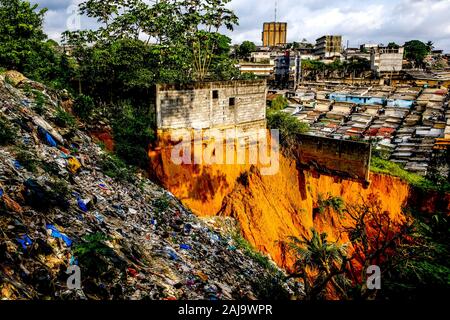 Abfälle und Slums in Abidjan, Elfenbeinküste Stockfoto