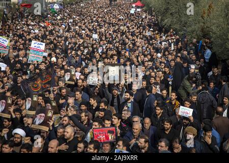 Teheran, Iran. 03 Jan, 2020. Tausende Iraner gehen auf die Straße der Tod der Iranischen Revolutionären Garde Commander Qassem Soleimani während einer Demonstration zu trauern nach dem Freitagsgebet in Teheran, Iran, am 3. Januar 2020. Soleimani wurde von der US-amerikanischen Luftangriff in Bagdad, Irak getötet. Foto von Maryam Rahmanian/UPI Quelle: UPI/Alamy leben Nachrichten Stockfoto